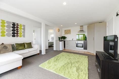 Photo of property in 33 Dawnhaven Drive, Te Atatu Peninsula, Auckland, 0610