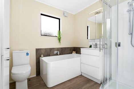 Photo of property in 28a Cheltenham Terrace, Newlands, Wellington, 6037