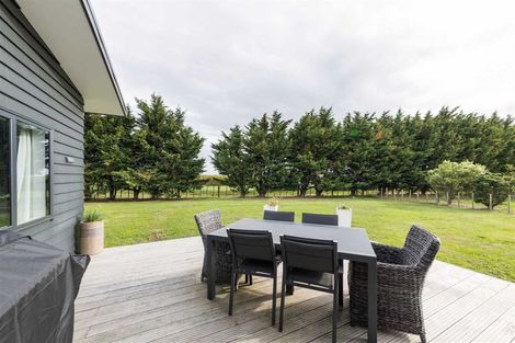 Photo of property in 32 Tokomaru Road East, Tokomaru, Palmerston North, 4474