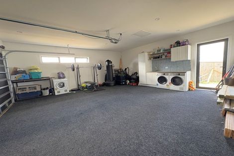 Photo of property in 37 Boeing Way, Newlands, Wellington, 6037