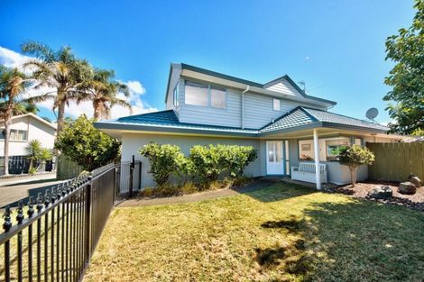 Photo of property in 11 Harbour Lights Close, West Harbour, Auckland, 0618
