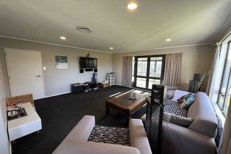 Photo of property in 33 Logan Way, Kelvin Grove, Palmerston North, 4414
