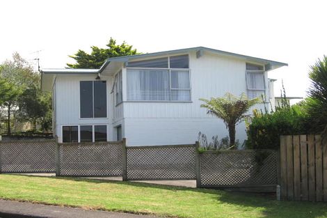 Photo of property in 3 Karo Place, Glendene, Auckland, 0602