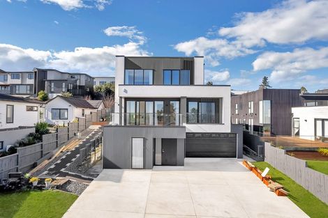Photo of property in 28 Roxborough Place, East Tamaki Heights, Auckland, 2016