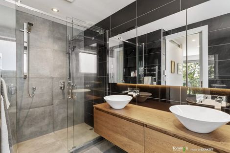 Photo of property in 122 Nicholson Road, Khandallah, Wellington, 6035