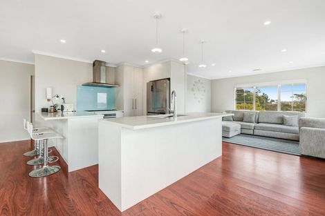 Photo of property in 32 Canary Place, Unsworth Heights, Auckland, 0632