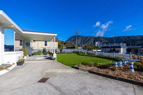 Photo of property in 40-42 Waikawa Road, Picton, 7220