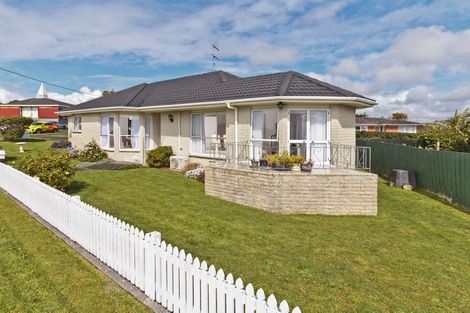 Photo of property in 2/5 Fenwick Avenue, Milford, Auckland, 0620