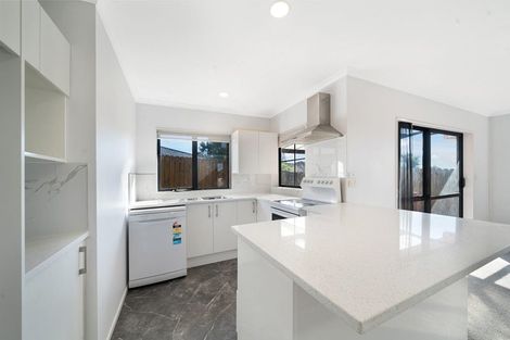 Photo of property in 18 Plumstead Rise, Glen Eden, Auckland, 0602