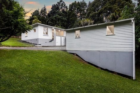 Photo of property in 2 Otitori Bay Road, Titirangi, Auckland, 0604