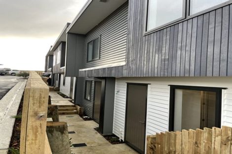 Photo of property in 2/62 Spenmoor Street, Newlands, Wellington, 6037