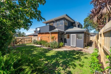 Photo of property in 2/14 Raleigh Road, Northcote, Auckland, 0627