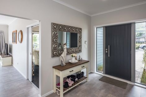 Photo of property in 11 Waipunahau Road, Waikanae, 5036