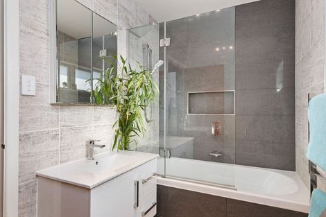 Photo of property in 7 Cornwall Street, Te Atatu South, Auckland, 0610