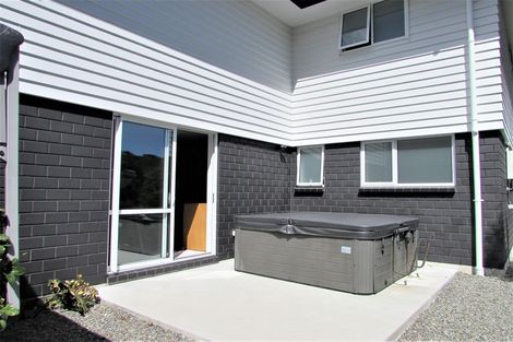 Photo of property in 10 Cromwell Point, Newlands, Wellington, 6037