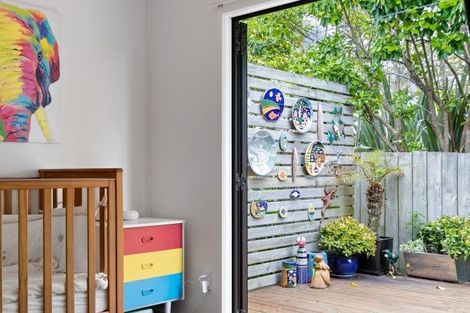 Photo of property in 1/9 Vardon Road, Green Bay, Auckland, 0604