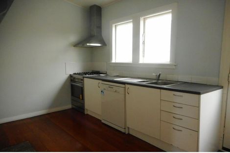 Photo of property in 82 Kelburn Parade, Kelburn, Wellington, 6012