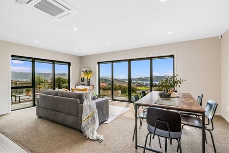 Photo of property in 9 Glenorchy Way, Aotea, Porirua, 5024