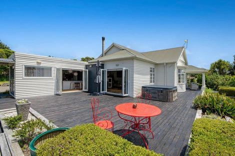 Photo of property in 154 Te Kanae Road, South Head, Helensville, 0874