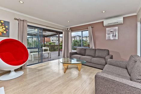 Photo of property in 28 Crimson Park, Oteha, Auckland, 0632
