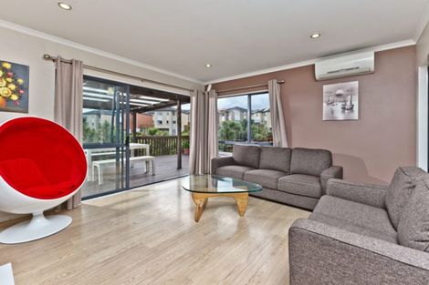 Photo of property in 28 Crimson Park, Oteha, Auckland, 0632