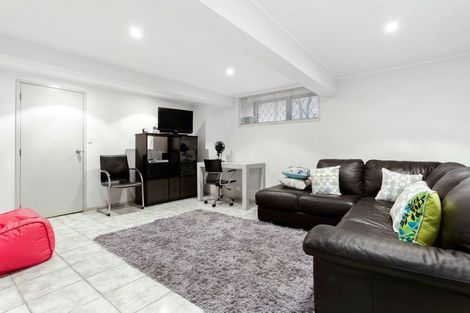 Photo of property in 30 Felgrove Street, Glendene, Auckland, 0602