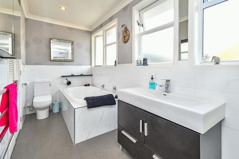 Photo of property in 22 Old Wairoa Road, Papakura, 2110