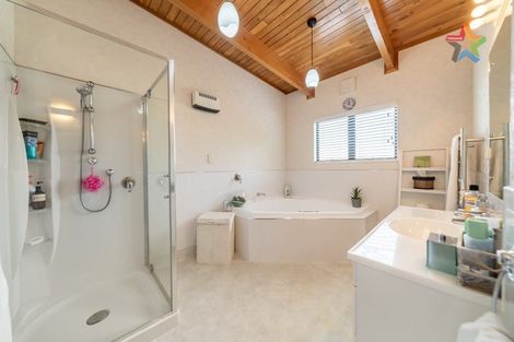 Photo of property in 14a Pekanga Road, Normandale, Lower Hutt, 5010