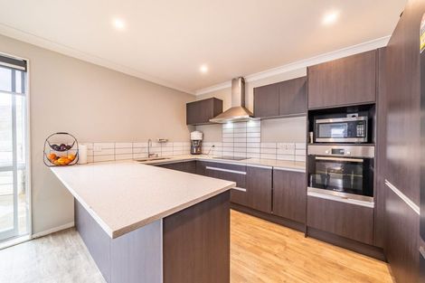 Photo of property in 31 Percy Kinsman Crescent, Riverstone Terraces, Upper Hutt, 5018