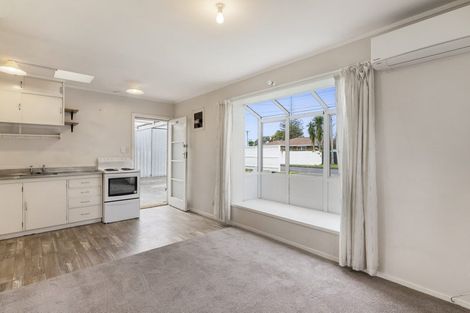 Photo of property in 58 Yeovil Road, Te Atatu Peninsula, Auckland, 0610