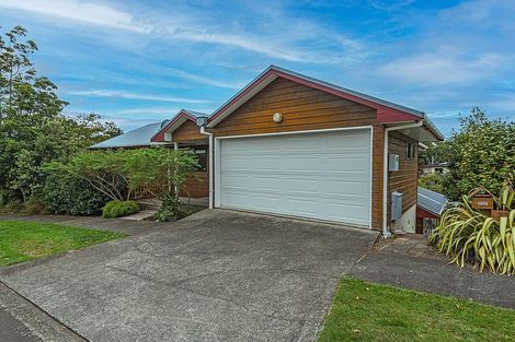 Photo of property in 32 Springdale Grove, Fitzherbert, Palmerston North, 4410