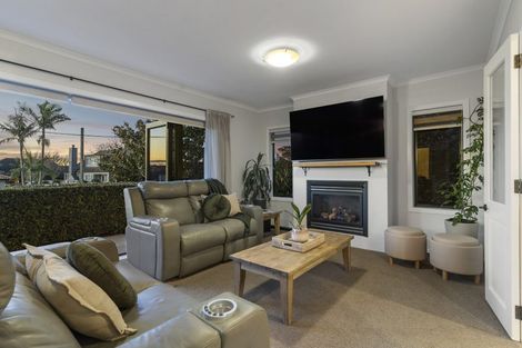 Photo of property in 6 Liston Crescent, Cockle Bay, Auckland, 2014