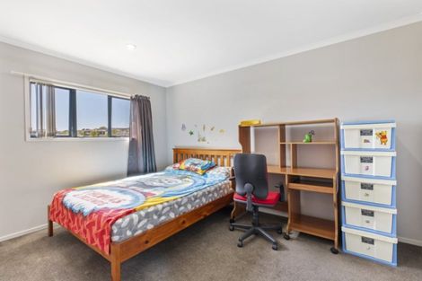 Photo of property in 3 Candlestick Place, Oteha, Auckland, 0632