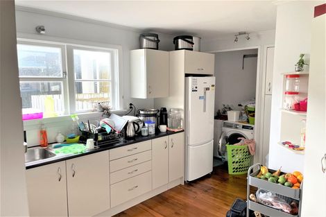 Photo of property in 27 Mexted Terrace, Tawa, Wellington, 5028