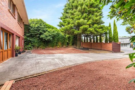 Photo of property in 60 Royal View Road, Te Atatu South, Auckland, 0610