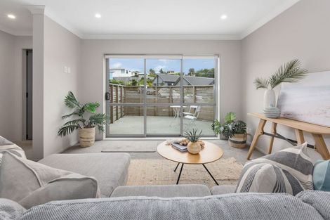 Photo of property in 2 Brindle Way, Newlands, Wellington, 6037