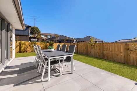 Photo of property in 18 Sam Heywood Place, Pyes Pa, Tauranga, 3112