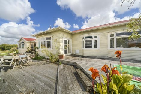 Photo of property in 32 Johnstone Drive, Fitzherbert, Palmerston North, 4410
