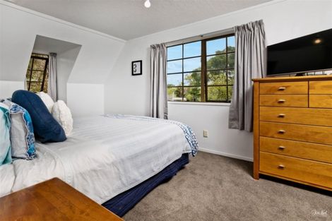 Photo of property in 84 Grassmere Road, Henderson Valley, Auckland, 0612