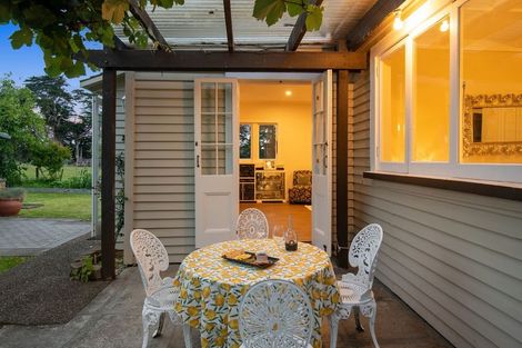 Photo of property in 723 Waitakere Road, Kumeu, 0891