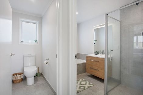 Photo of property in 9 Whata Street, Clarks Beach, 2122