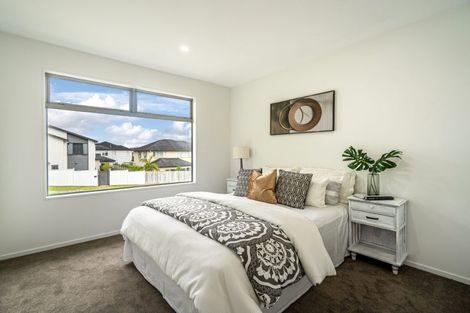 Photo of property in 90 Medallion Drive, Oteha, Auckland, 0632