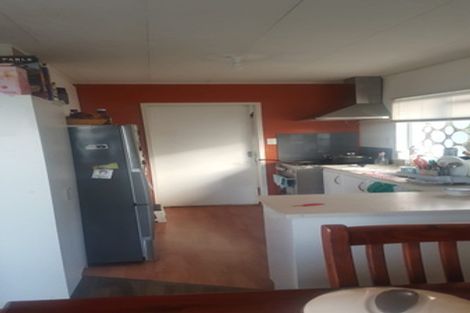 Photo of property in 1/2 Netherlands Avenue, Kelston, Auckland, 0602