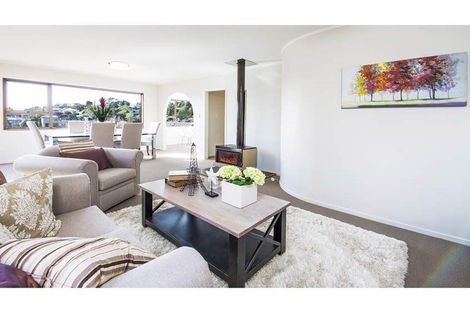 Photo of property in 1 Lynngate Place, Hillcrest, Auckland, 0627