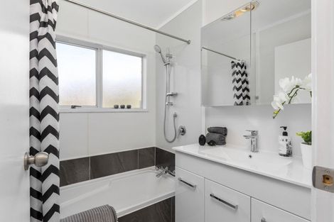 Photo of property in 2/25 Tawa Road, Te Atatu Peninsula, Auckland, 0610