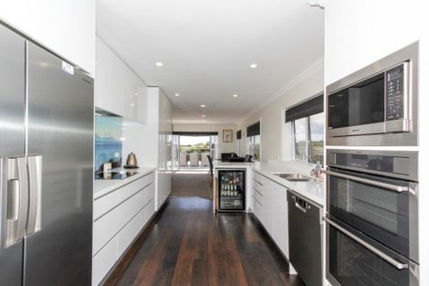 Photo of property in 7a Caledonia Place, Highlands Park, New Plymouth, 4312