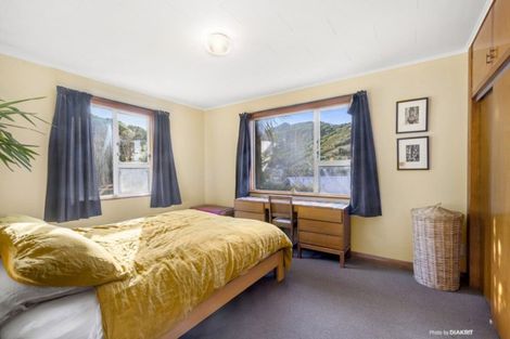 Photo of property in 17 Cave Road, Houghton Bay, Wellington, 6023