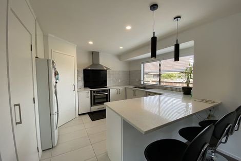 Photo of property in 1/92 Mirrabooka Avenue, Botany Downs, Auckland, 2010