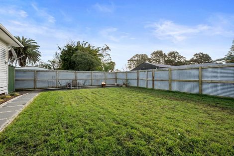 Photo of property in 2/11 Parakai Avenue, Parakai, 0830