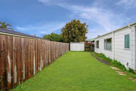 Photo of property in 1/17a Tawa Road, Te Atatu Peninsula, Auckland, 0610